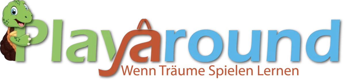 Logo mit einer lächelnden grünen Schildkröte neben dem Text Playaround in bunten Buchstaben. Darunter in orangefarbener deutscher Schrift: Wenn Träume Spielen Lernen.