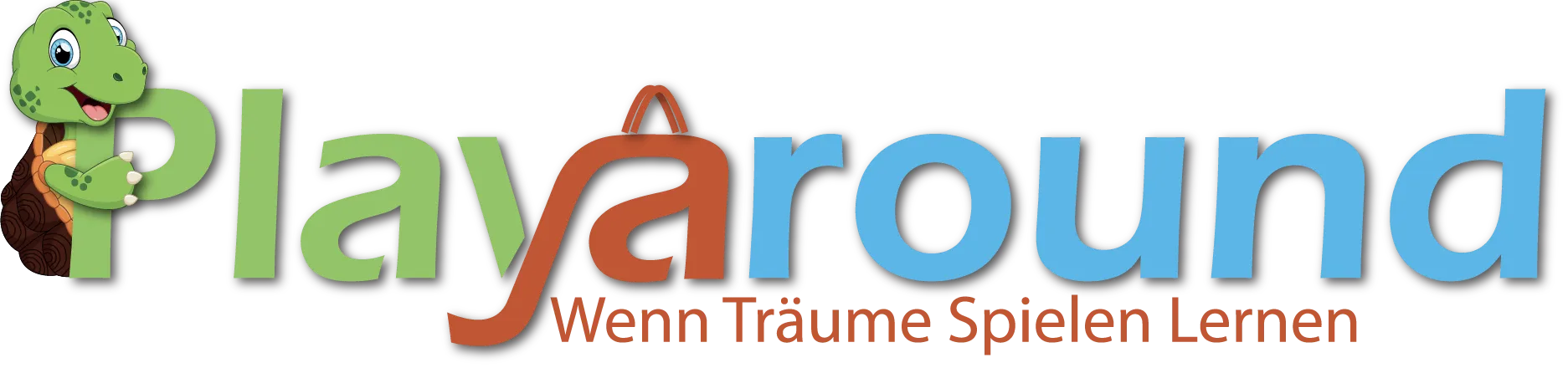 Logo mit einer lächelnden grünen Schildkröte neben dem Text Playaround in bunten Buchstaben. Darunter in orangefarbener deutscher Schrift: Wenn Träume Spielen Lernen.