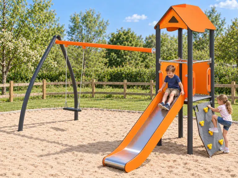 Spielturm mit Schaukel Niklas – 1123 in realistischer Spielplatzszene, Farbvariante energy