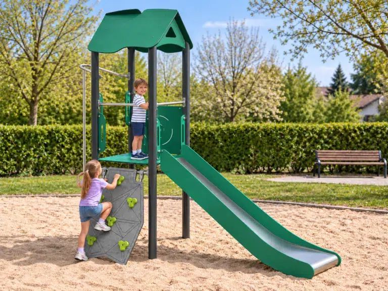 Spielturm Anda – 1132 in realistischer Spielplatzszene, Farbvariante recycled