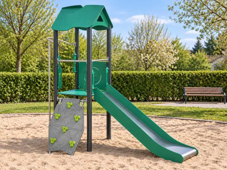 Spielturm Anda – 1132 in realistischer Spielplatzszene, Farbvariante recycled