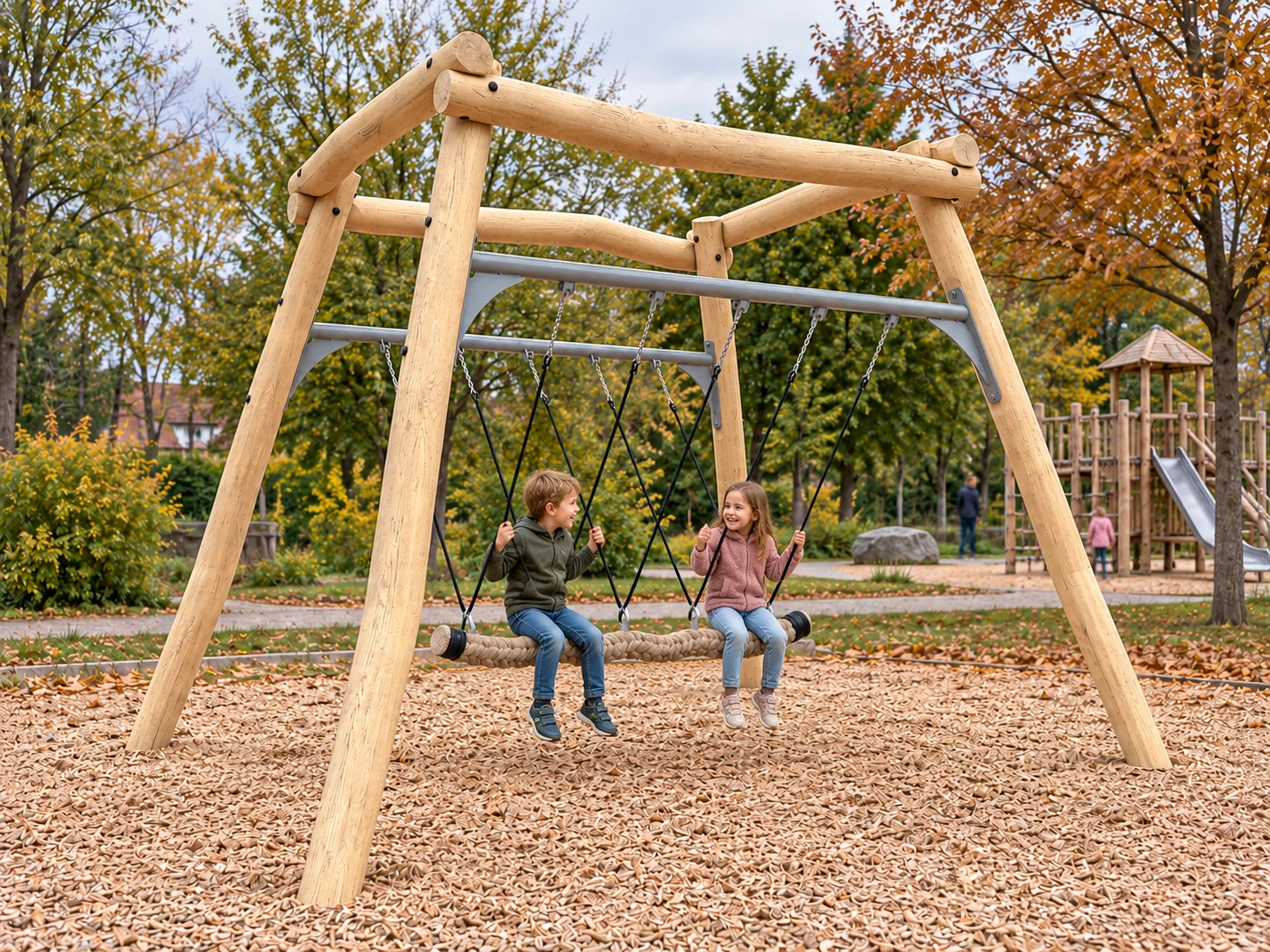 Tampenschaukel Rayko (8137) bei der Nutzung auf einem öffentlichen Spielplatz