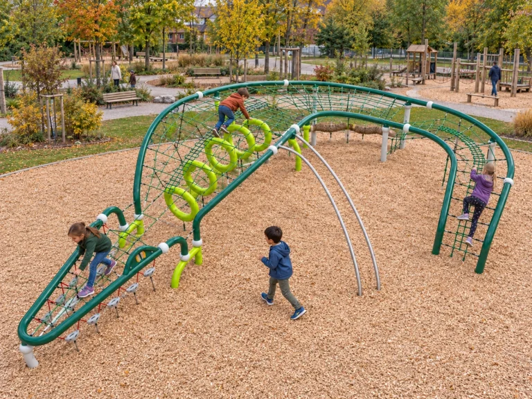 Kletterspielanlage Kroki 9309 auf einem öffentlichen Spielplatz